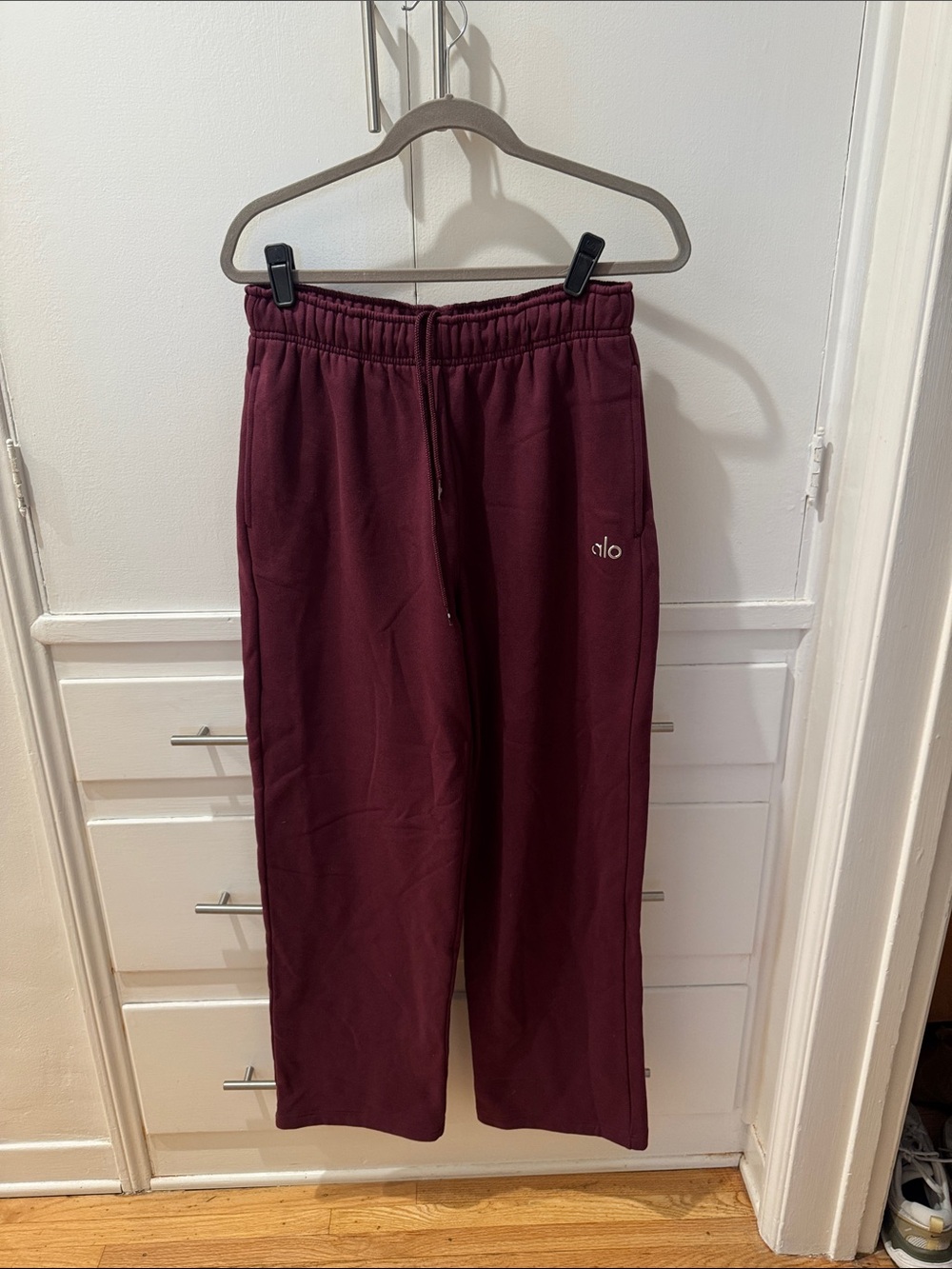 ALO Yoga Accolade Straight Leg Sweatpant burgundy medium